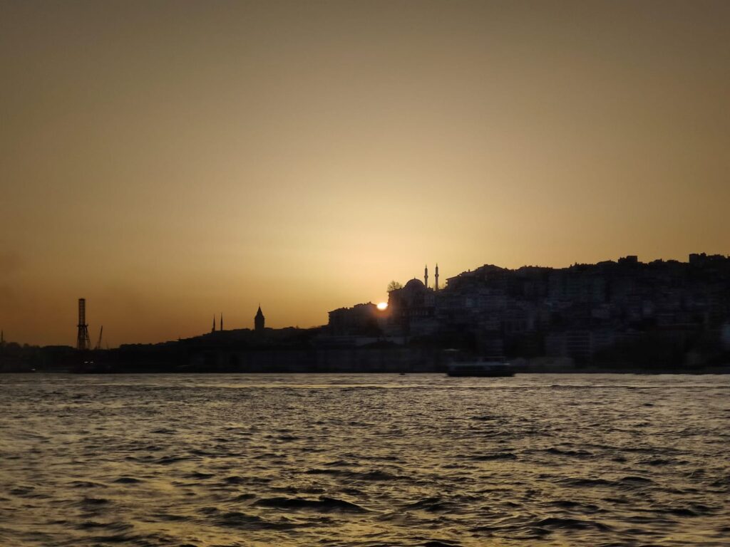 İstanbul'un güneş batarken, gemiden çekilen resmi.
