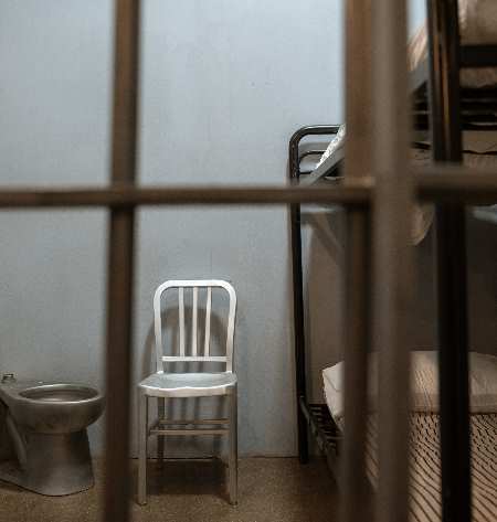 Hapishane hücresi tutuklunun suçuna göre koğuş ve ikili hücre gibi değişebiliyor. Ancak Zararlı kimseler tek kişilik koğuşta kalabiliyor.