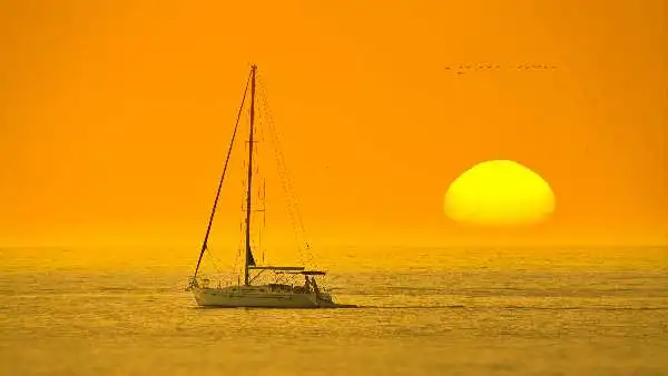 Gün batımında tekne sefası bir başkadır. Güneşin kızlığında etrafın rengi değişir, hayal ülkesine geçiş yaparız.